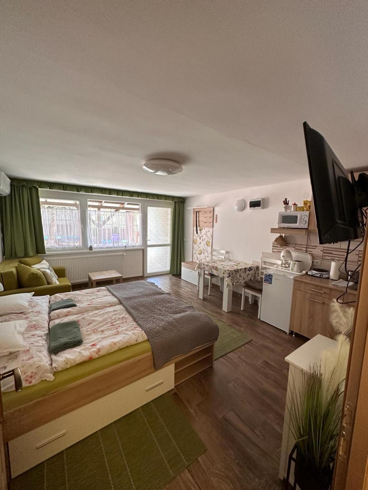Berc Apartman Egerszalók Værelse billede
